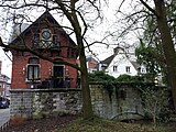 Idem, zijgevel, met waterpoort bij de Sint-Pieterspoort (rechts)