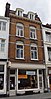 Winkel-woonhuis met lijstgevel met jugendstil-elementen