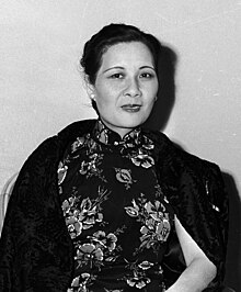 Madame Chiang Kai-shek, seated portrait (cropped).jpg