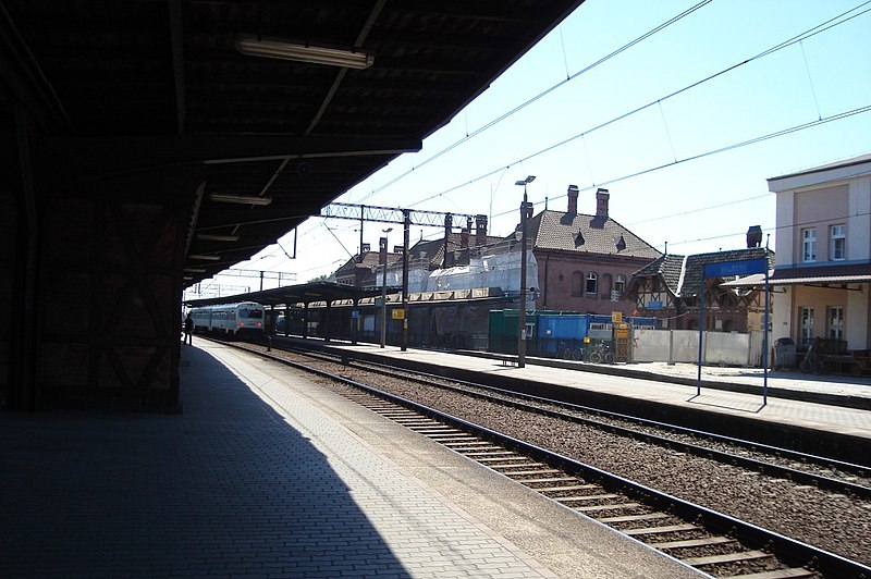 File:Main Train Station in Malbork 2010.JPG