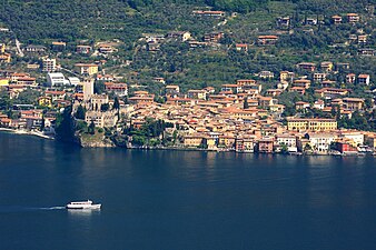 Blick vom Gardasee auf den Ort Malcesine