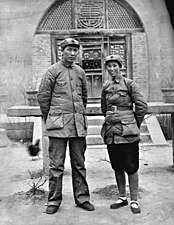 Mao en zijn derde vrouw He Zizhen voor een yaodong (1937)