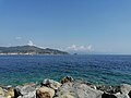 Mar Ligure, isola di Bergeggi e costa di Ponente verso Genova visti dal molo (IV) - Noli (II).jpg