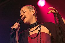 ماريزا تقدم عرضها في كامبريدج، إنجلترا عام 2004