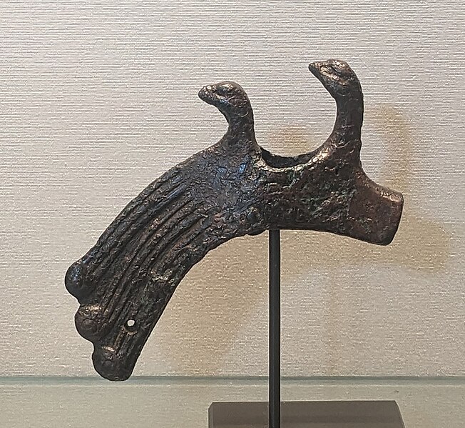 File:Marteau orné de deux têtes d'oiseau - Musée du Louvre Antiquités orientales SB 5634.jpg