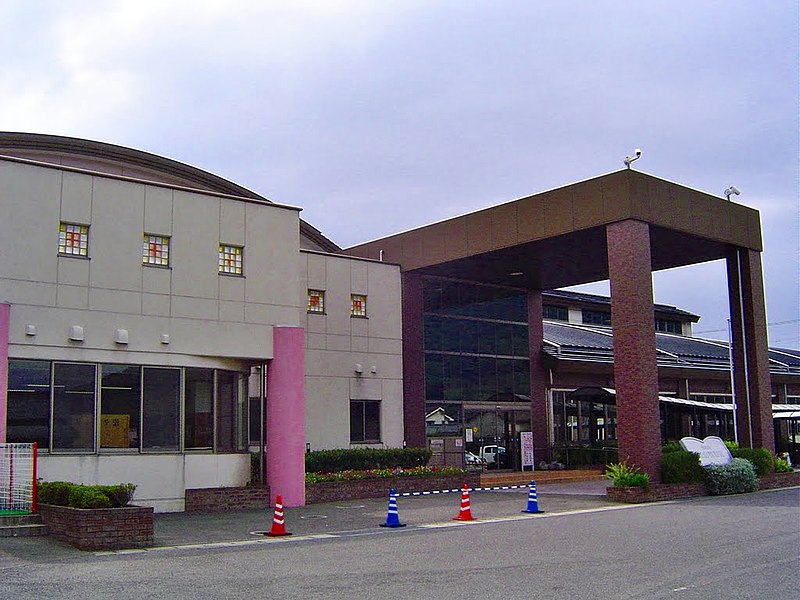 File:Marugame City Hanzan Library.jpg