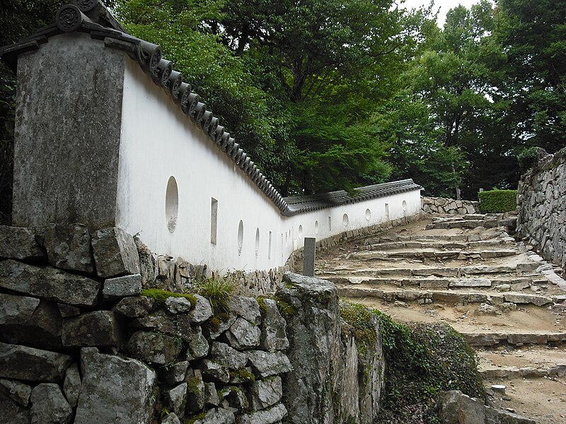 File:Matsuyama Castle78k9867.jpg