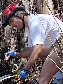 Матю Дилън (лидер на DragonFly BSD) на велосипед с велосипедна каска - 2008-08.jpeg