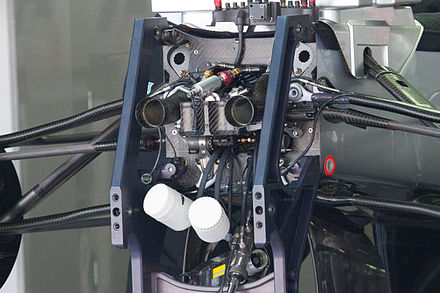 Vue des pipes d'admission du système de double DRS à l'avant de la Mercedes AMG F1 W03.