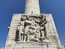 Ercole Drei, altorilievo in travertino del monumento a Michele Bianchi a Belmonte Calabro, raffigurante Michele Bianchi che istruisce i lavoratori (1932).