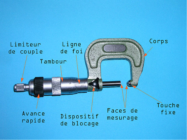 Micromètre avec comparateur de précision à rétraction