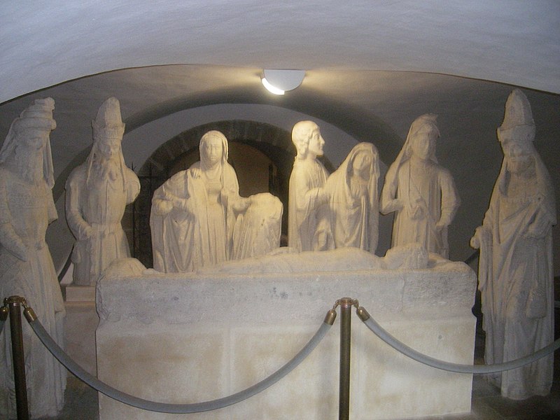Fichier:Mise au tombeau de l'abbaye Sainte-Croix Quimperlé.jpg