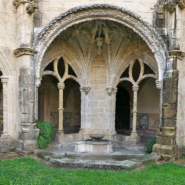 Fichier:Monasterio de Santa Cruz de Coimbra. Lavabo del claustro.jpg