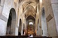 A ambdós costats de la fotografia, arcs formers a la separació entre la nau central i les laterals a l'església del Monestir de Santes Creus.