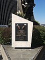 An urn with a plaque that honors Arena Betancourt: "Icon of the Antioquian people and a great sculptor of America".