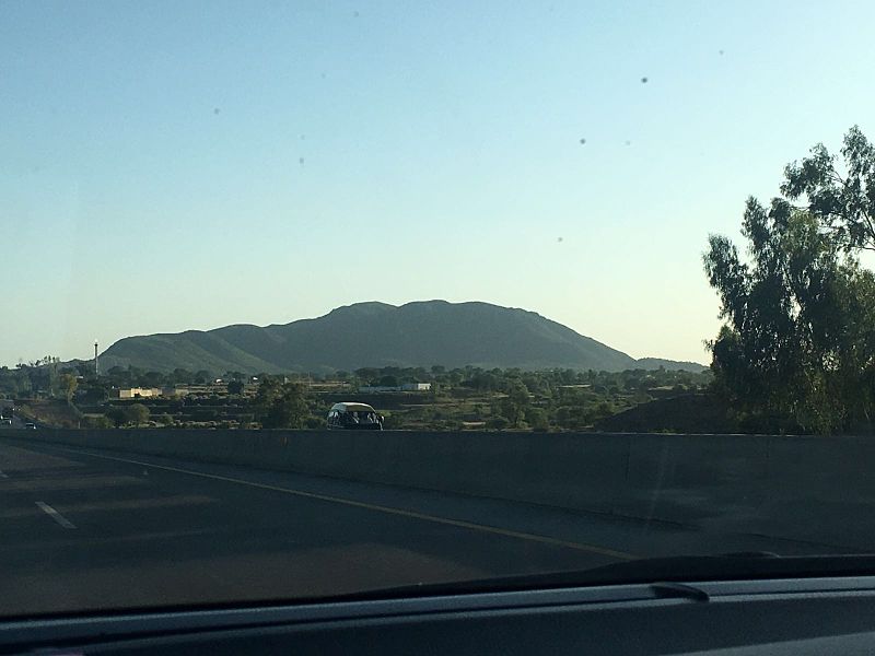 File:Mountains in pindi roads.jpg