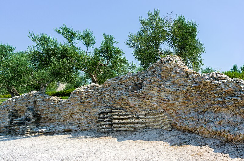 File:Mura medievali Grotte di Catullo Sirmione.jpg