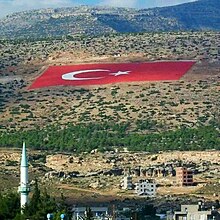 Türkiye'nin en büyük bayrağı Mersin'in MUT İlçesindedir.180X120 metre ebatlarında, 21.600 m² yani 21,6 dekar.