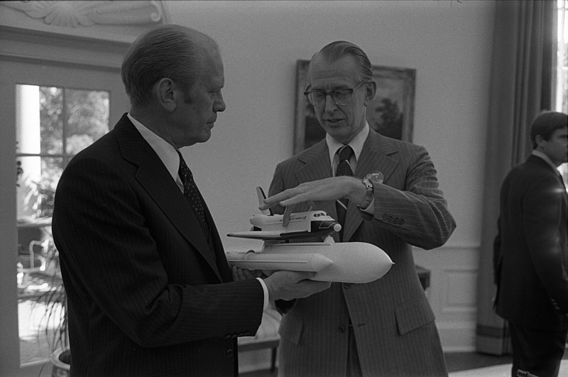 File:NASA Administrator Dr. James Fletcher Presenting a Model of the Space Shuttle Enterprise to President Gerald R. Ford in the Oval Office - NARA - 23898577.jpg