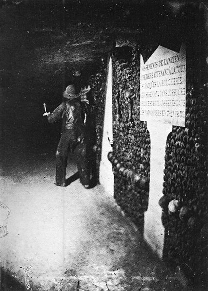 File:Nadar - Catacombes de Paris - NPS 17.jpg