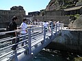 軍艦島に上陸する観光客（長崎県）