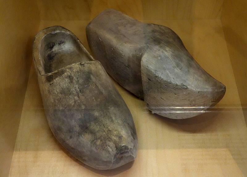 File:Netherlands smuggler's clogs with backward footprints, 1940-1950 - Bata Shoe Museum - DSC00247.JPG