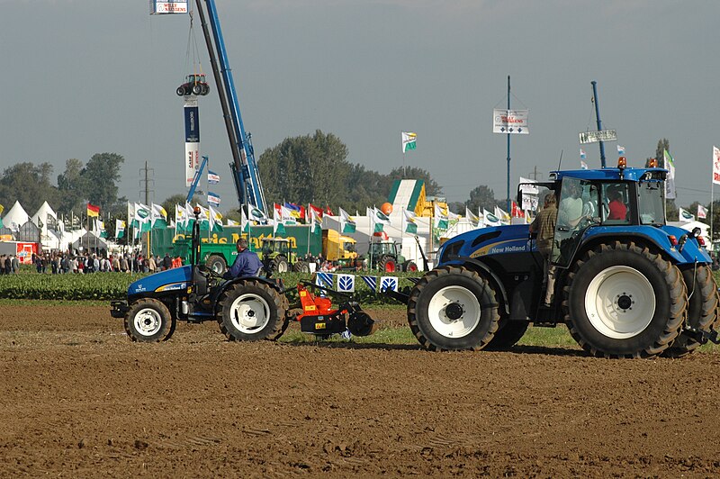 File:New Holland tractors, Werktuigendagen 2005 - c.jpg