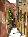 Une ruelle dans un vieux quartier de Nice.