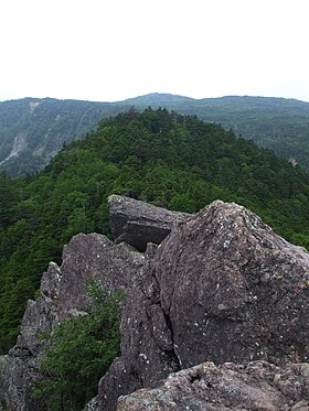 Widok na góry Nyū i Naka.