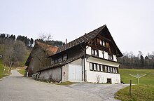 Altes Bauernhaus in Orn an der Strasse auf den Bachtel