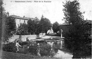 Ornacieux, place de la fontaine, 1909, p149 de L'Isère les 533 communes - phot voir carte postale.jpg