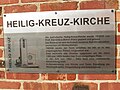 Deutsch: Infotafel an der Ostseite der kath. Heilig-Kreuz-Kirche in Osnabrück, Stadtteil Schinkel
