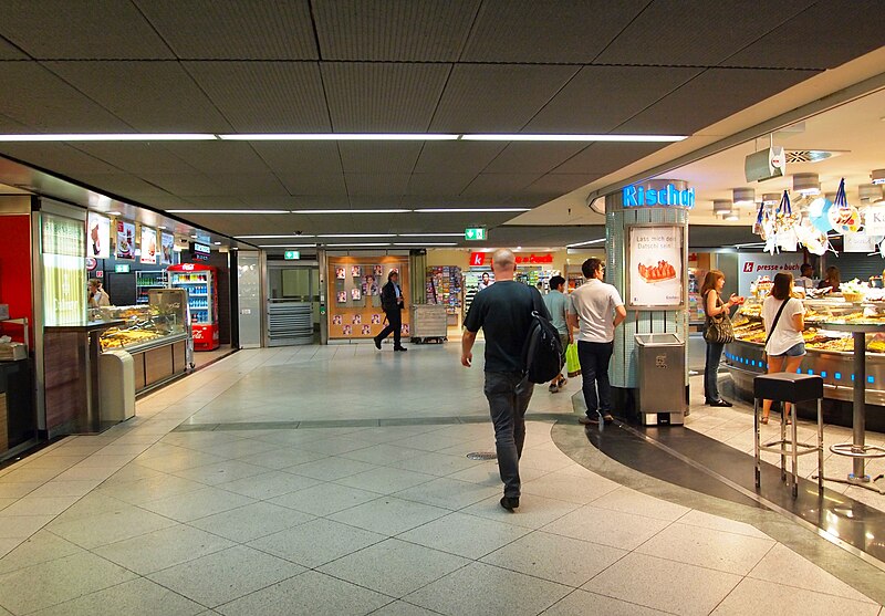 File:Ostbahnhof München Untergeschoss.jpg