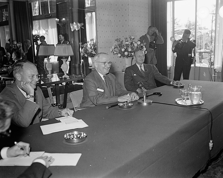 File:Oud-president Harry Truman tijdens een persconferentie in de Witte Brug te Den, Bestanddeelnr 907-8245.jpg