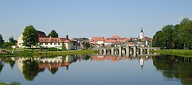 Panorama der Altstadt. Von links nach rechts: Fischhof, Fischhofbrücke, Fatimakirche und Stadtpfarrkirche Mariä Himmelfahrt