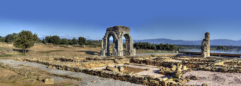 File:Panorama parcial del arco de Cáparra.jpg