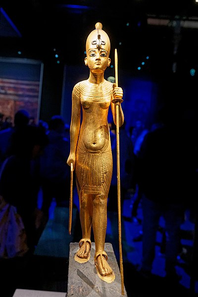 File:Paris - Toutânkhamon, le Trésor du Pharaon - Statuette de Toutânkhamon chevauchant une panthère noire vernie - 002.jpg