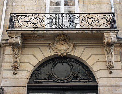 Rokokojski medaljon v luneti vrat Hôtel de Salm-Dyck, Pariz, neznani arhitekt, 1722