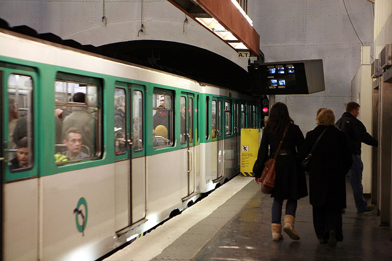 File:Paris metro St Michel mg 4517.jpg