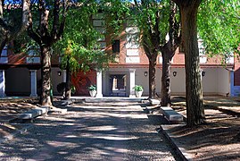 Patio "de Filósofos" (por estar en torno a él los estudios de filosofía) o "de Continuos" (por dar paso a las dependencias de los "continos" o criados), en el Colegio Mayor de San Ildefonso. Fue construido por Juan de la Riba[41]​ (1530-1535). Se comunica con el callejón de San Pedro y San Pablo por la "puerta de burros", que atravesaban los "mantas" (estudiantes suspendidos) para ser manteados.[42]​