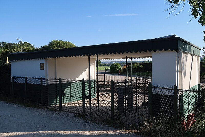 File:Pavillon d'entrée Passy, hippodrome de Longchamp, Paris 16e 2.jpg