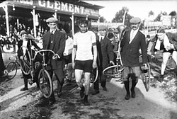 Velódromo de Buffalo, 1909. Petit-Breton tras finalizar los 100 km donde acabó 2.º.