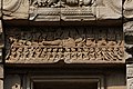 Linteau de l'entrée Ouest de la tour principale: Lakshmana, percé par une flèche, est entouré par des singes (scène du Râmâyana)