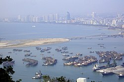 Pohled na záliv v roce 2005 z východní strany (v popředí lodě v přístavu San-ja)
