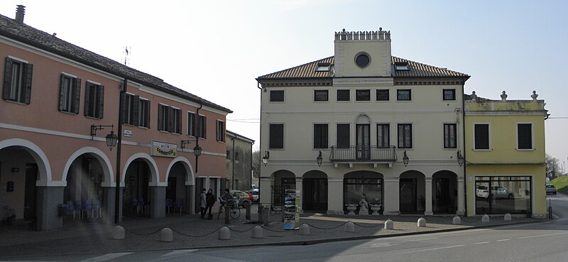 File:Piazza Accademia, Bovolenta, Italia.jpg