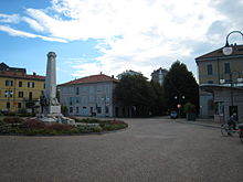 Il piazzale della stazione ad agosto