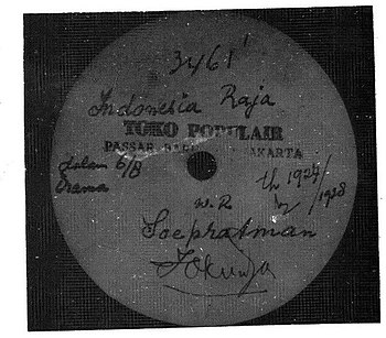 Foto label satu-satunya piringan-hitam, mengenai rekaman INDONESIA RAYA asli, yang telah diserahkan kepada Pemerintah Republik Indonesia dari tangan Yo Kim Tjan, pemimpin Toko Populair, Jakarta.