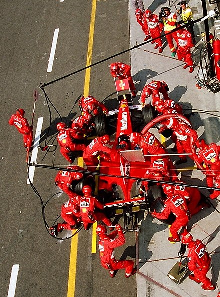 La Ferrari F1-2000 de Michael Schumacher effectue son arrêt au stand.
