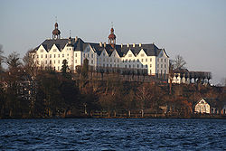 Plönin linna korjaustöiden jälkeen vuonna 2006 kuvattuna lounaasta. Edessä Großer Plöner See.