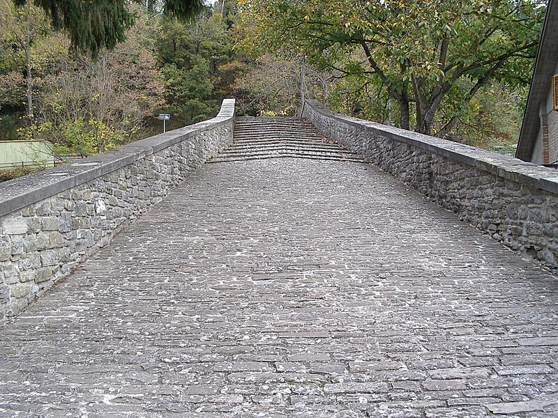 File:Pont médieval d'Apecchio (vue de face).jpg